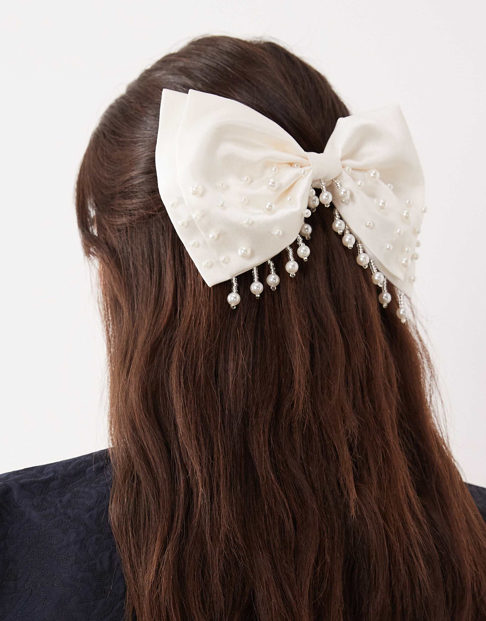 Spectacle pearl hair bow