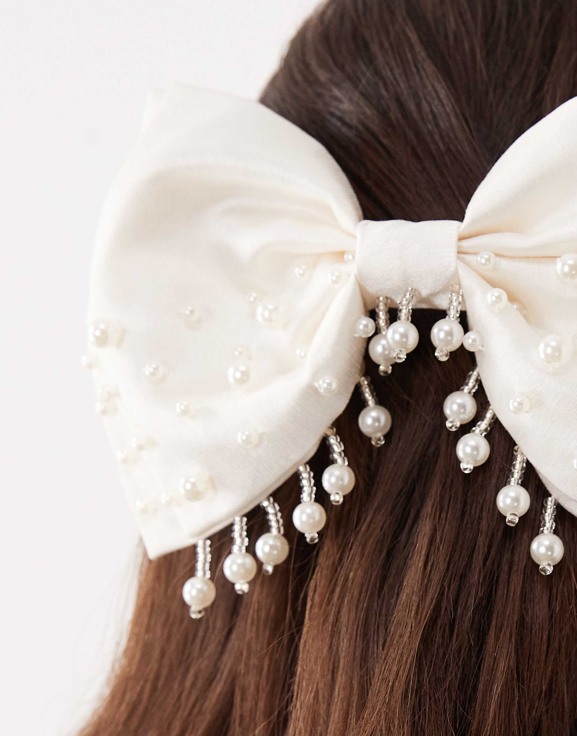 Spectacle pearl hair bow